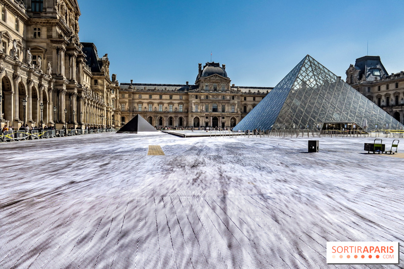 JR investit la place de la Pyramide du Louvre pour ses 30 ans