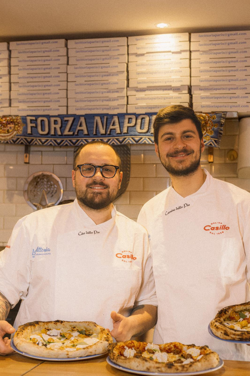 Pizza napolitaine de compétition à la pizzeria La Vittoria dans le marais