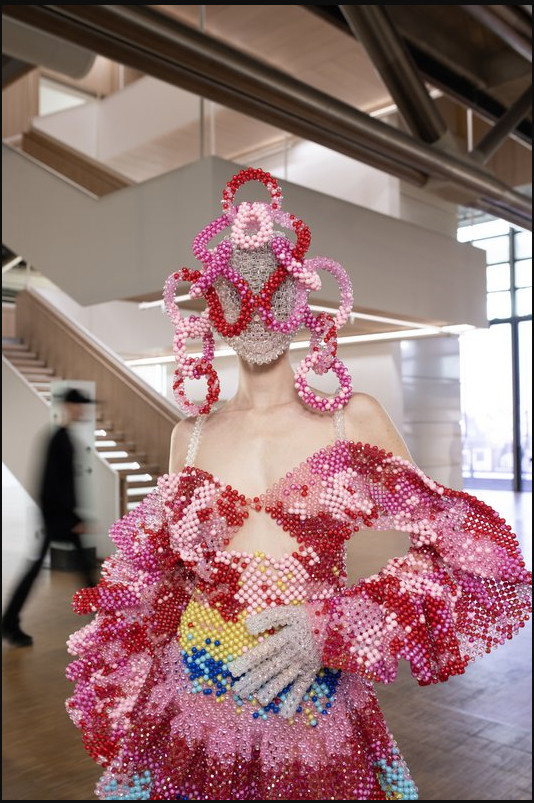 Kevin Germanier, "Alien brodé", pièce unique