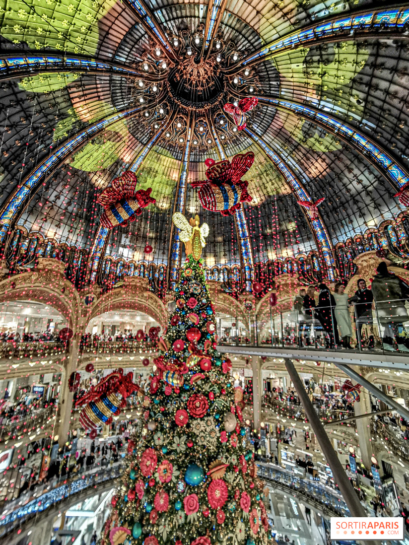 Vitrines et sapin de Noël au Galeries Lafayettes 2019 avec Virginie Efira - photos