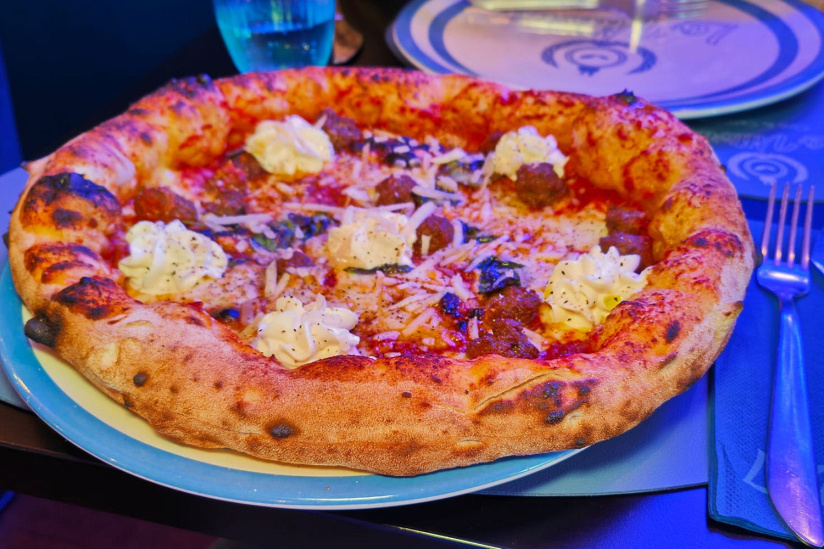 Pizza aux boulettes de bœuf maison de la mama italienne