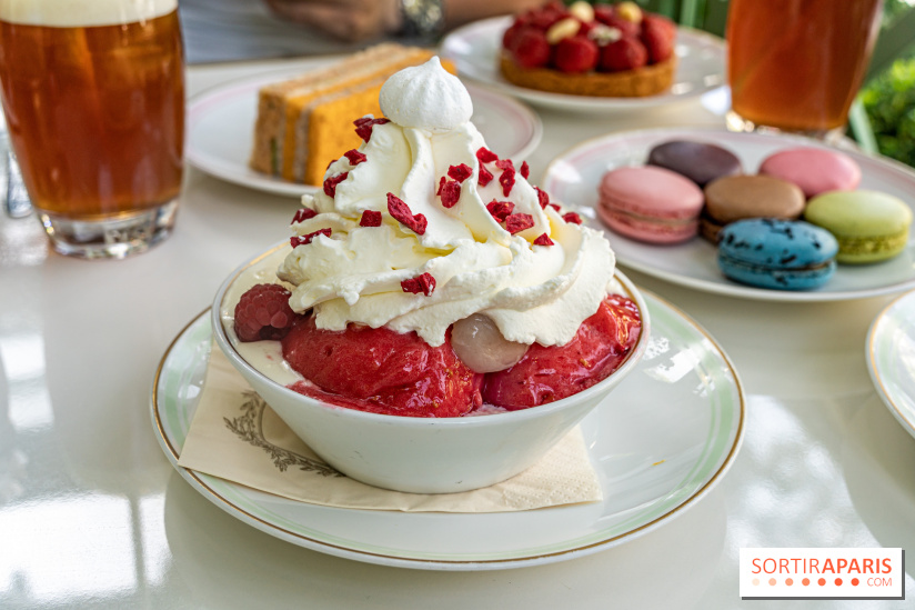 La terrasse fleurie de Ladurée à Paris sur les Champs-Elysées