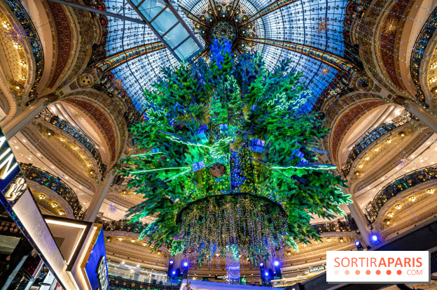 The windows and Christmas tree of Galeries Lafayette 2022
