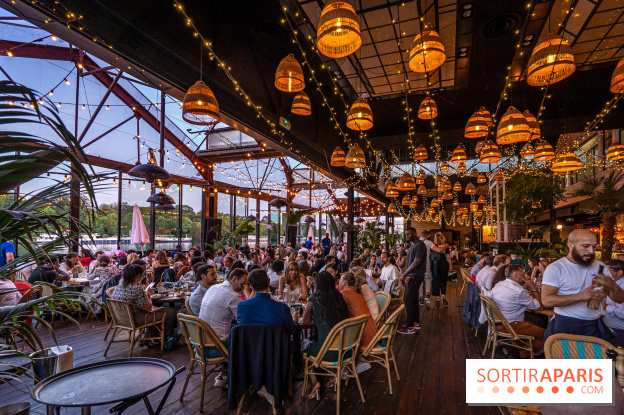 Le restaurant - terrasse Quai Ouest en mode estivale avec ses Dîners Braséro