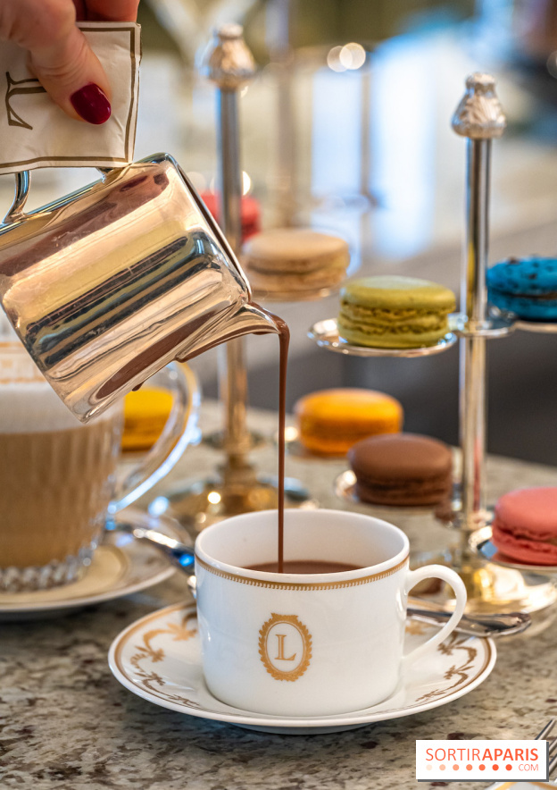 Le tea time du Bar à desserts de Ladurée Champs-Elysées -  A7C2247