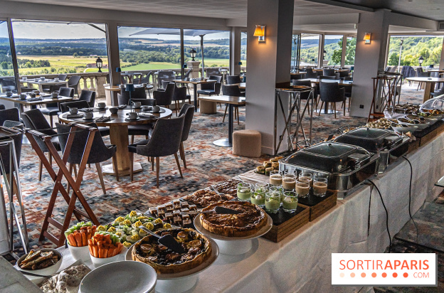 Le Brunch à volonté du belvédère au Domaine de la Corniche dans les Yvelines - photos -  buffet