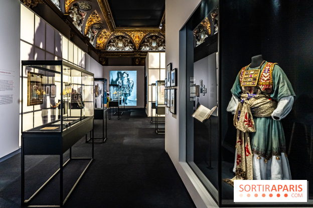 Exposition 'Bijoux de Scène de la Comédie Française' à l'hôtel historique de Mercy-Argenteau qui se dévoile