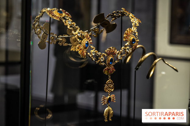 Exposition 'Bijoux de Scène de la Comédie Française' à l'hôtel historique de Mercy-Argenteau qui se dévoile