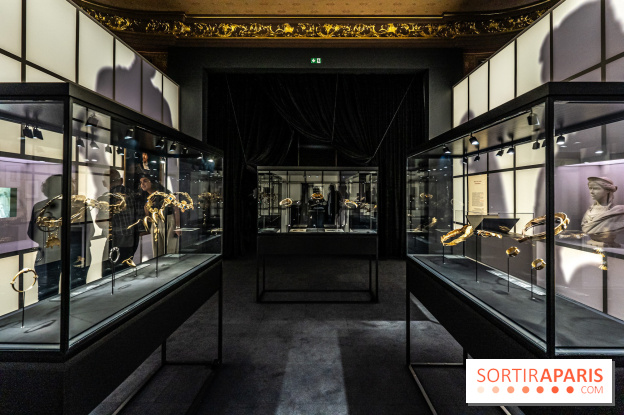 Exposition 'Bijoux de Scène de la Comédie Française' à l'hôtel historique de Mercy-Argenteau qui se dévoile