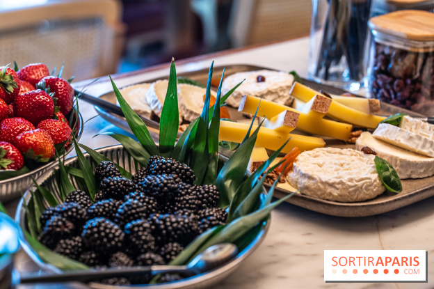 Brunch du Vesper Paris 7e - buffet à volonté et plats à table -  fruits - fromages