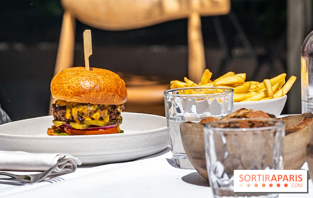 La terrasse du Jardin Privé à Châtelet Les Halles en mode barbecue - burger