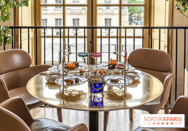 Le Tea Time de la Reine d'Ore à Versailles - table et vue sur la cour du château