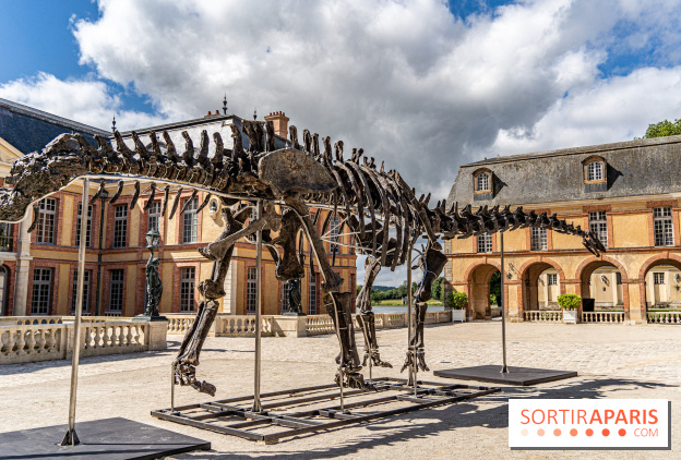 A giant dinosaur at the Château de Dampierre - Jurassic at the Château de Dampierre - A7C8894