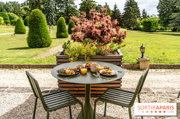 Le brunch à volonté exceptionnel de la Maison du Val à Saint-Germain-en-Laye dans les Yvelines - 78  -  table au soleil