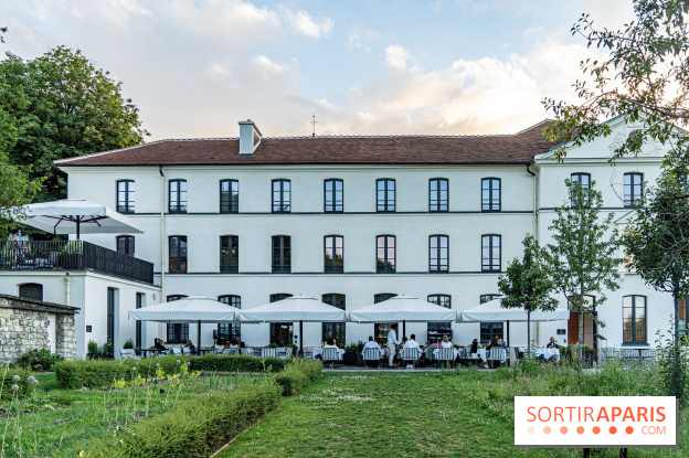 La terrasse dans un jardin avec vue Tour Eiffel du Marguerite 1606 au Domaine de la Reine Margot - A7C1351