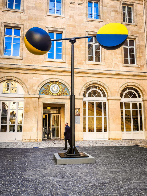 Art Basel Paris 2024 une sculpture monumentale installée dans la cour