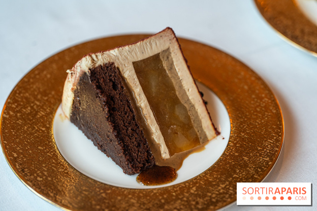 La bûche de Noël Triton du Shangri La Paris 2024 par Maxence Barbot et sa galette des rois 2025 - photos