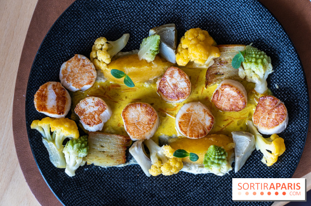 La Table du Château à Dampierre-en-Yvelines, le restaurant face au château - nos photos -  t Jacques poêlées, sauce aux épices douces et crème fraîche de Normandie 