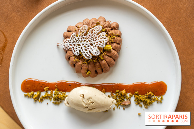 La Table du Château à Dampierre-en-Yvelines, le restaurant face au château - nos photos -  Mousse et moelleux au chocolat Virunga 70%, caramel de lentins des chênes, glace à la fève tonka