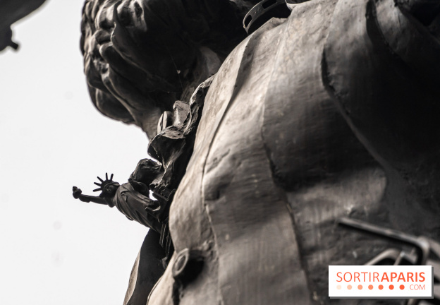 Le Centaure de César à Paris et sa statue de la Liberté miniature -  A7C0244