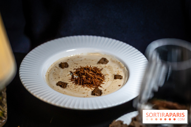 Monsieur Claude, le restaurant par Danny Khezzar à Rueil dans le 92 - LE VELOUTÉ Velouté de topinambours, fève de tonka, chèvre frais ail & fines herbes et chips de panais