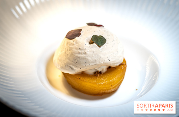 Monsieur Claude, le restaurant par Danny Khezzar à Rueil dans le 92 - LA POMME AU FOUR Pomme rôtie au four, praliné pistache, crumble, glace verveine, siphon vanille brûlée, Oxalis