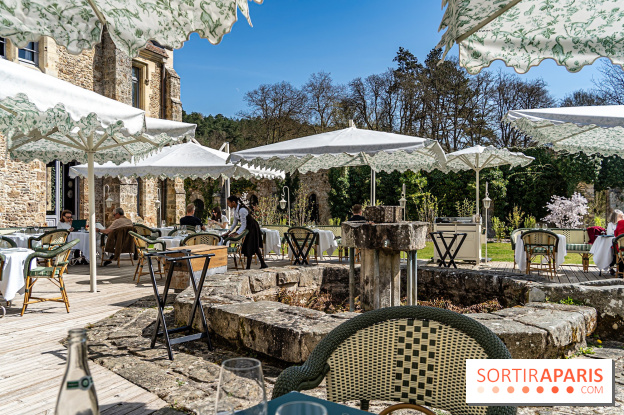 Les Chasses, le restaurant insolite avec une superbe terrasse à l'Abbaye des vaux de Cernay dans les Yvelines