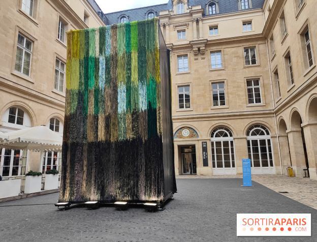 Art Basel Paris 2025 : une installation textile installée dans la cour de l'Hôtel de la Marine - fotor 1760090378058
