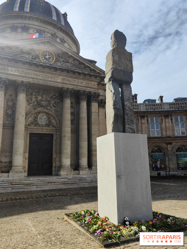 Art Basel Paris 2025 : un totem monumental installé sur le parvis de l'Institut de France
