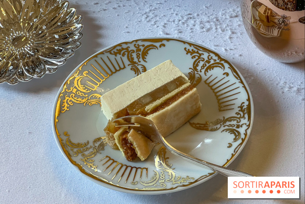 La Bûche de Noël 2025 de l'Hôtel de Crillon par Matthieu Carlin : le palace ... à croquer !