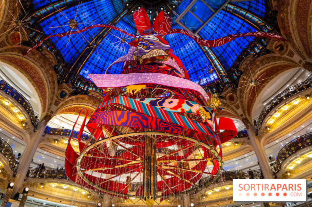 Vitrines et sapin de Noël des Galeries Lafayettes avec Clara Luciani - photos