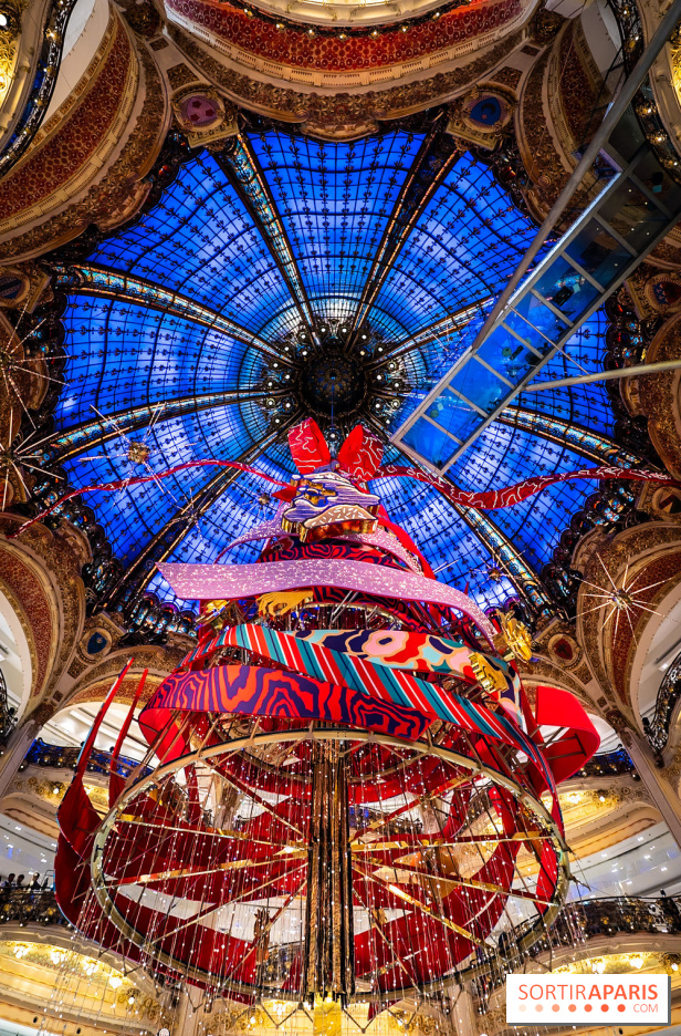 Vitrines et sapin de Noël des Galeries Lafayettes avec Clara Luciani - photos
