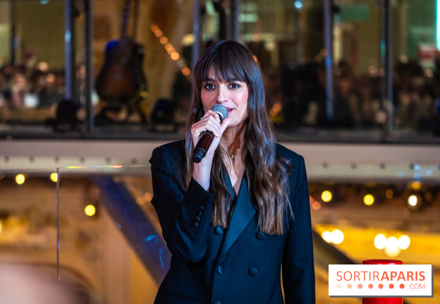 Vitrines et sapin de Noël des Galeries Lafayettes avec Clara Luciani - photos