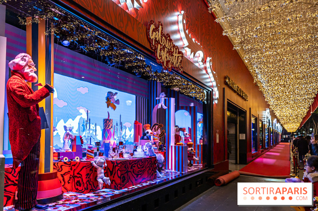 Vitrines et sapin de Noël des Galeries Lafayettes avec Clara Luciani - photos