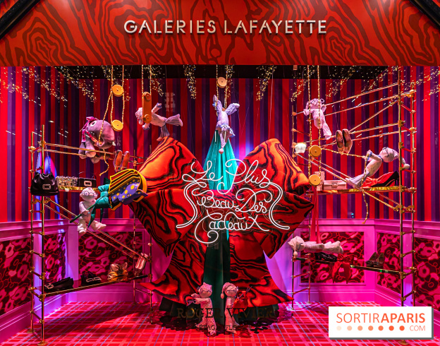 Vitrines et sapin de Noël des Galeries Lafayettes avec Clara Luciani - photos
