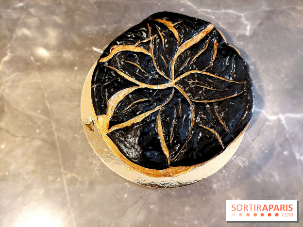 Aki Boulangerie : nos photos de sa galette des rois au sésame noir - Galette Aki Boulangerie 2