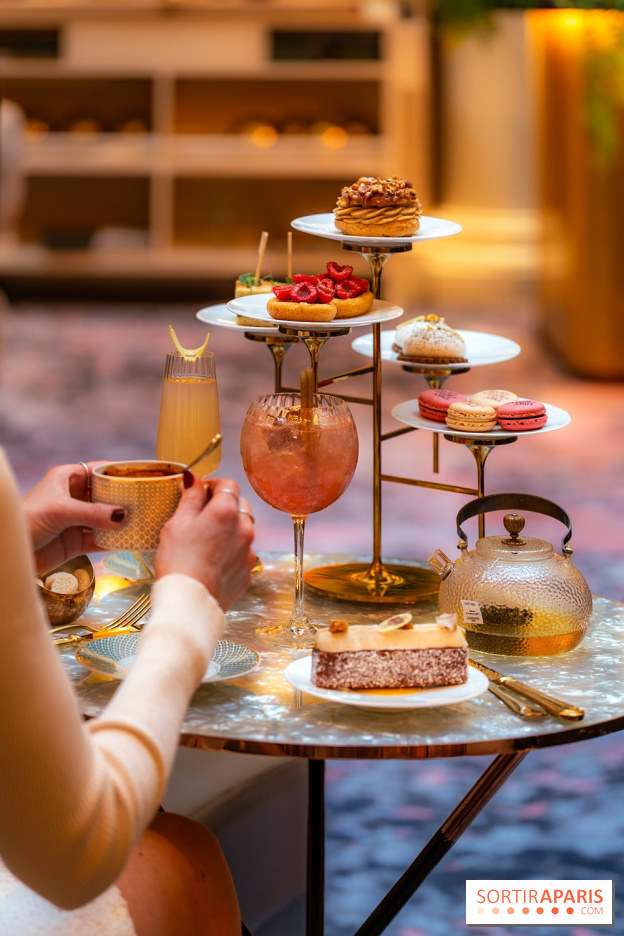 Le tea time Emily in Paris de l'Hôtel du Louvre - A7C04041