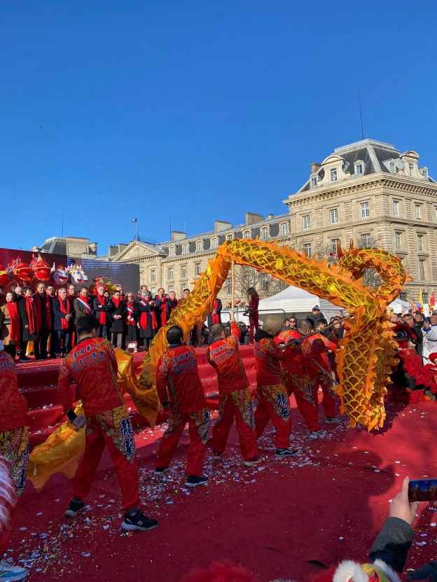 Défilés, dragons et saveurs asiatiques : la place de la République célèbre l’Année du Cheval - 2 2