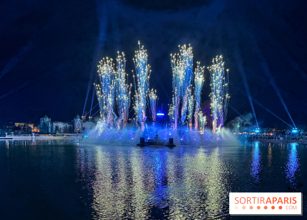 Disneyland Paris : Disney Cascade of Lights, le spectacle nocturne sur Adventure Bay