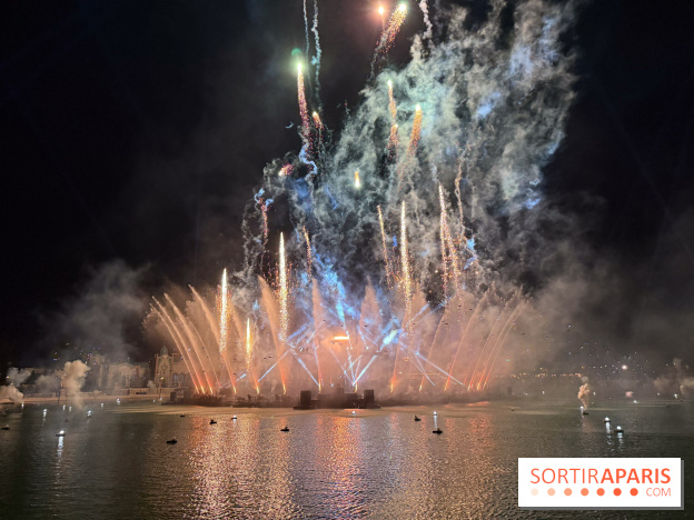 Disneyland Paris : Disney Cascade of Lights, le spectacle nocturne sur Adventure Bay