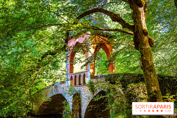 La réserve Naturelle des Etangs de Bonnelles, son pont kiosque, temple de l'amour et ses trésors