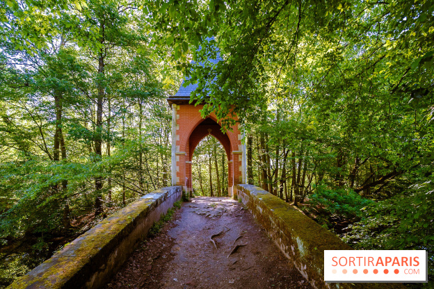 La réserve Naturelle des Etangs de Bonnelles, son pont kiosque, temple de l'amour et ses trésors