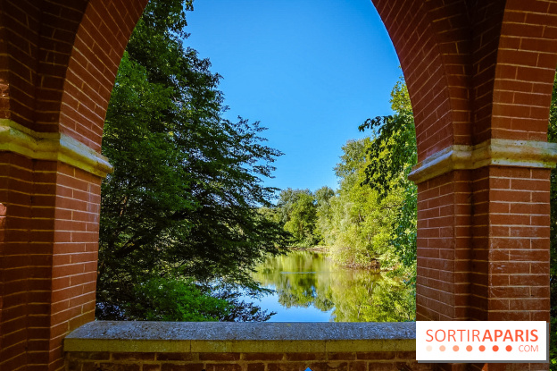 La réserve Naturelle des Etangs de Bonnelles, son pont kiosque, temple de l'amour et ses trésors