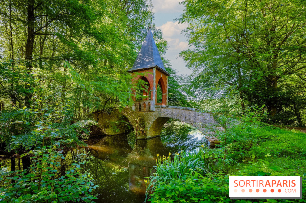 La réserve Naturelle des Etangs de Bonnelles, son pont kiosque, temple de l'amour et ses trésors