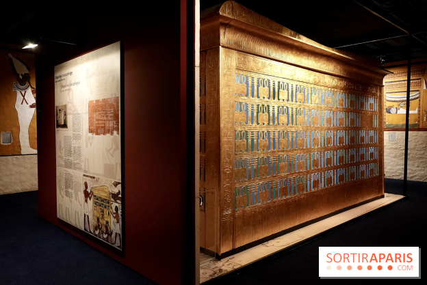 Passage aux hiéroglyphes dans l’exposition - Toutankhamon : son tombeau et ses trésors