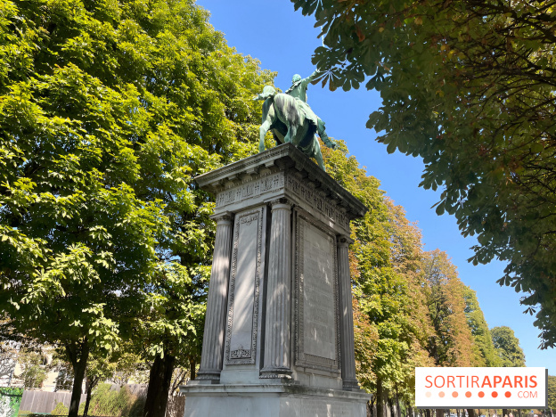 La promenade du Cours de la Reine, une ancienne promenade royale le long des quais de Seine