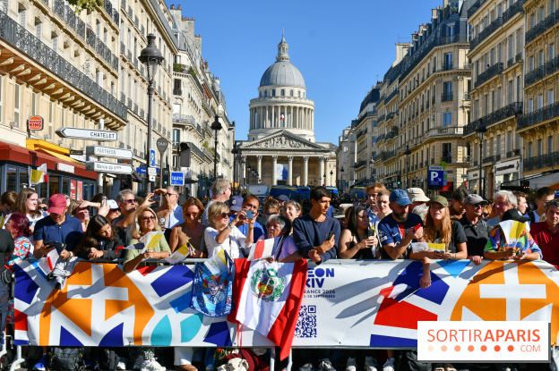 EN Images : le passage du pape Léon XIV en papamobile à Paris