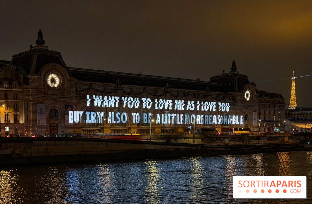 ÉCLAIRÉ par Jenny Holzer, projection lumineuse sur la façade du musée d'Orsay