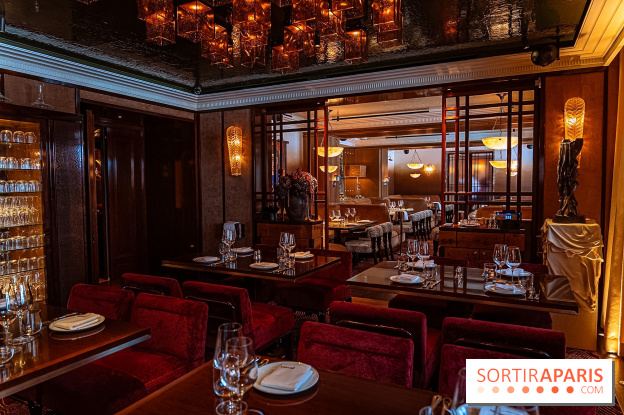 Doobie's : salle de restaurant aux fauteuils rouges et aux suspensions lumineuses