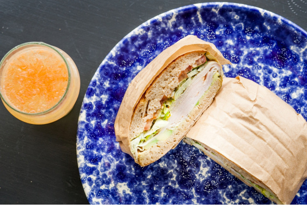 Yoni Saada revisite le pain bagnat pour Deliveroo